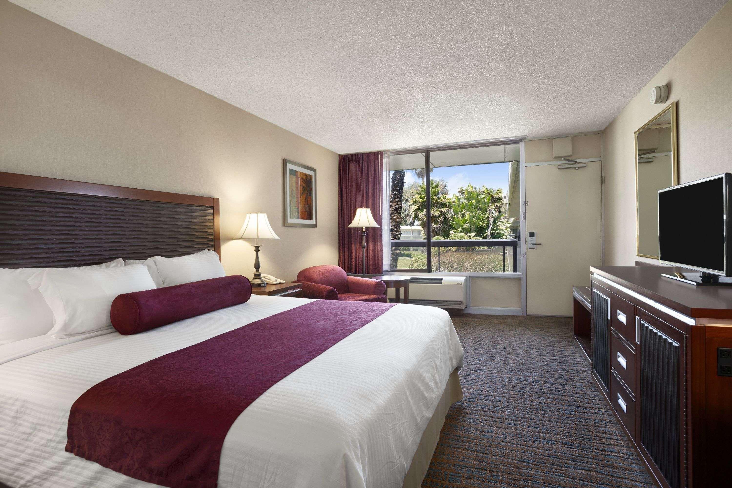 Ramada By Wyndham Sunnyvale/Silicon Valley Экстерьер фото