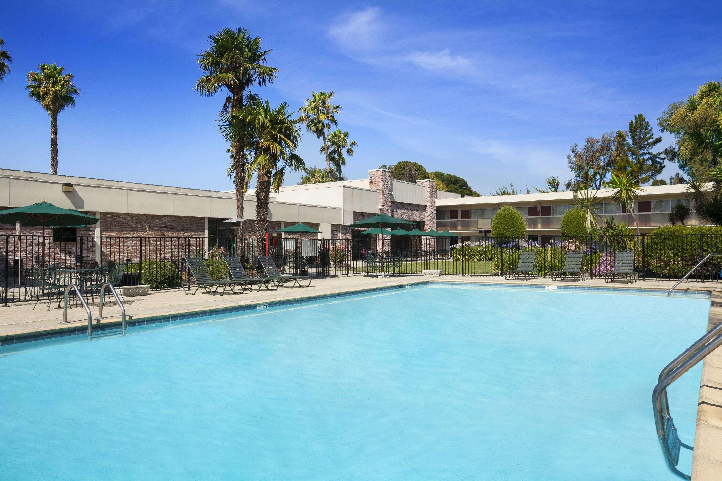 Ramada By Wyndham Sunnyvale/Silicon Valley Экстерьер фото