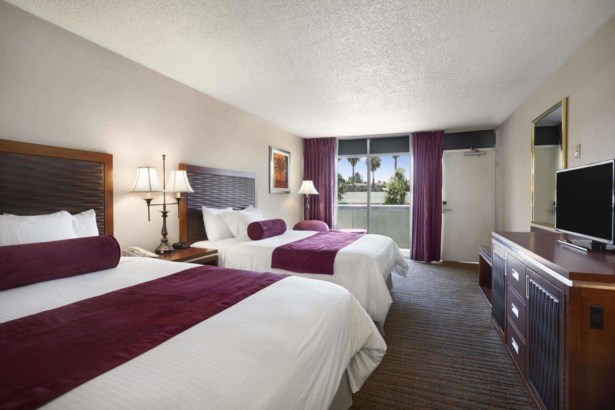 Ramada By Wyndham Sunnyvale/Silicon Valley Экстерьер фото